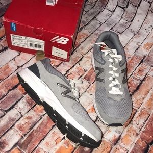 New balance sneakers men’s 9 wide grey NEW